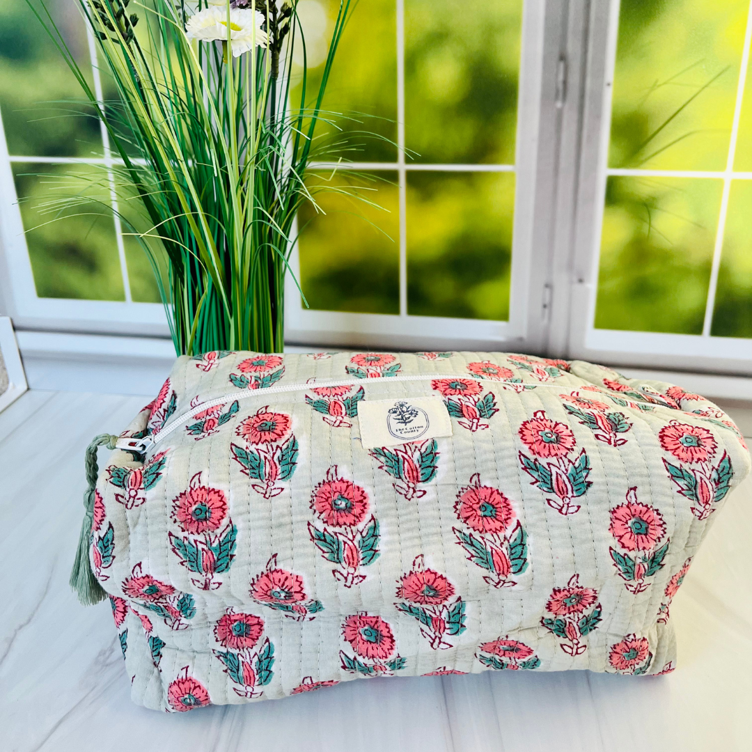dreaming-daisies-toiletry-bag-front