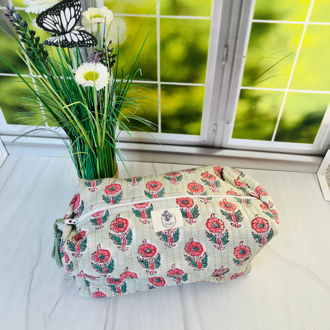 dreaming-daisies-toiletry-bag-top