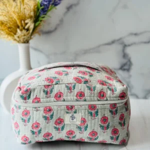 dreaming-daisies-vanity-bag-closeup