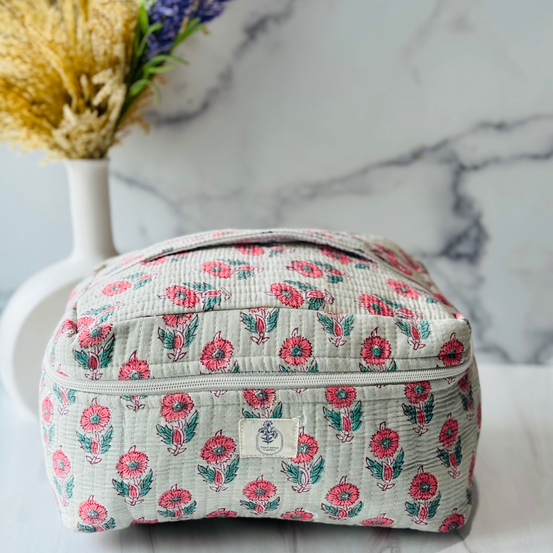 dreaming-daisies-vanity-bag-closeup