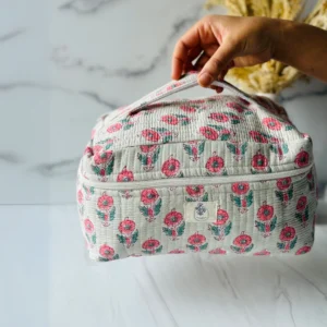 dreaming-daisies-vanity-bag-holding