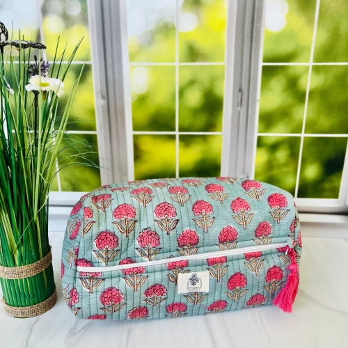 berry-berry-toiletry-bag-front
